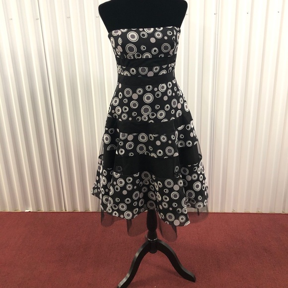 Pamella Roland Dresses & Skirts - Pamella Roland Elegant Strapless Fit & Flare Silhouette. Preloved